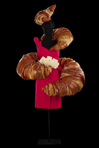 Cérémonie d'ouverture des jeux olympiques de Paris 2024 (titre d'usage) (Rôle : Le Croissant) (Acte : séquence "Enchanté" : tableau "La Ville en rose") costume de scène 2025.1.1.0