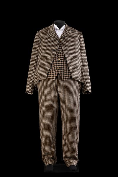 L'Hôtel du Libre-Echange 2017 (titre d'usage) (Rôle : Chervet) D-CF-8493L costume de scène