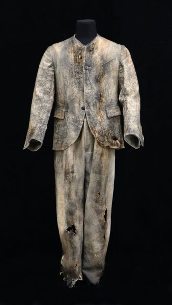 Poussière 2018 (titre d'usage) (Rôle : J) D-CF-8619L costume de scène